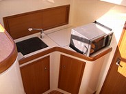 流し台と保冷庫が完備されたギャレイには電子レンジも完備。